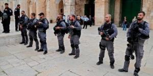 قوات الاحتلال تعتقل مالايقل عن 19 فلسطينيا من الضفة الغربية