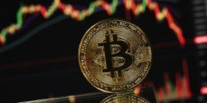 "بيتكوين" تتراجع دون 80 ألف دولار مع تجدد مخاوف رفع الفائدة الأمريكية