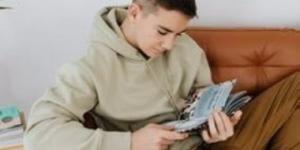كيف أصبحت القراءة في سن المراهقة معركة بين الشغف والمشتتات؟