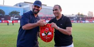 سيد عبد الحفيظ يتبادل الهدايا التذكارية مع رئيس أهلي بني غازي .. صور