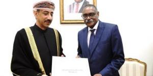سفير عُمان ينهى فترة عمله بالقاهرة ويقدم نسخة من أوراق اعتماده لدى أنجولا
