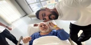 من المستشفى.. فنان يطلب الدعاء لوالده (صورة)