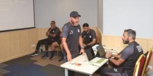 الجهاز الفني لمنتخب الشباب يلقي محاضرة تحفيزية على اللاعبين