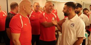 احتفال لاعبى منتخب مصر بتجديد عقود حسام وإبراهيم حسن حتى 2030.. صور