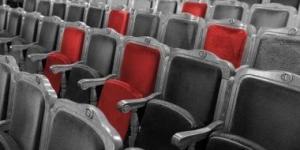 لماذا تكون مقاعد المسارح ودور السينما حمراء غالباً؟