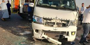 مصرع 4 أشخاص وإصابة 15 آخرين في انقلاب ميكروباص على الطريق الأوسطي