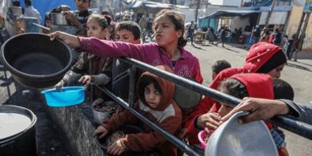 "كيسا طحين مقابل طفلة".. ماذا يحدث في غزة؟