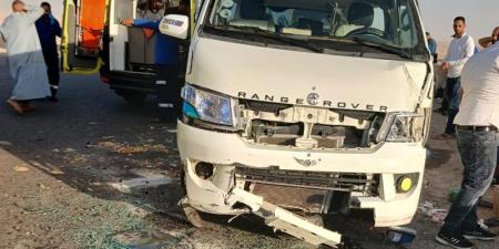 مصرع 4 أشخاص وإصابة 15 آخرين في انقلاب ميكروباص على الطريق الأوسطي