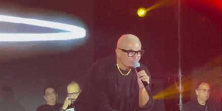 عمرو دياب يفاجئ جمهوره في حفل مول مصر بقرار غير مسبوق (فيديو)