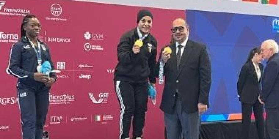 بالفيديو .. ياسر إدريس يقلّد سارة سمير الذهب.. مشهد مصري خالص يخطف الأنظار في تارانتو