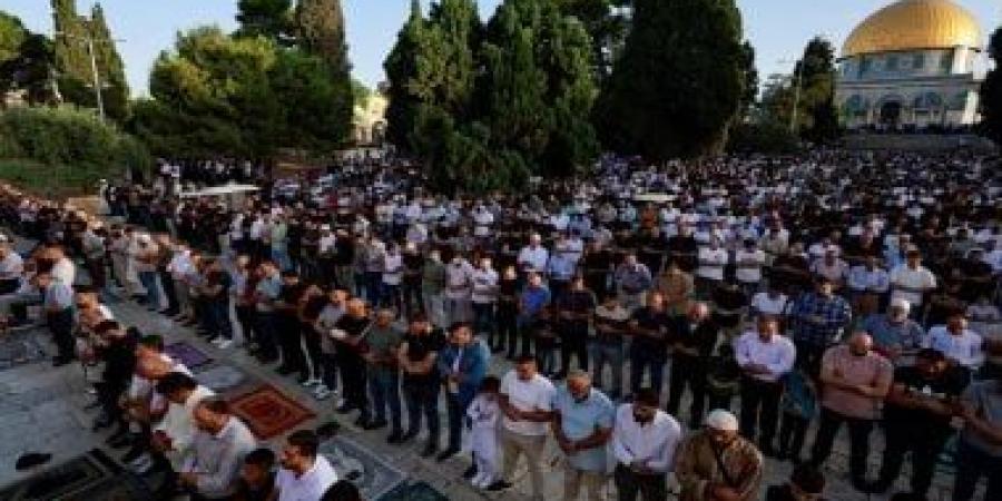 عشرات الآلاف يؤدون صلاة الجمعة في المسجد الأقصى