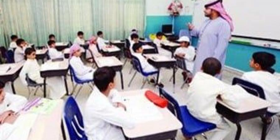 مدارس الإمارات تبدأ اليوم الدوام الكامل.. غياب الجمعة بيومين