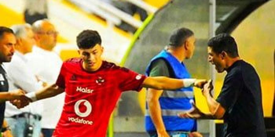 انفعال مفاجئ من عموتة خلال مباراة الأهلى والمقاولون.. ماذا حدث مع علي محمود؟