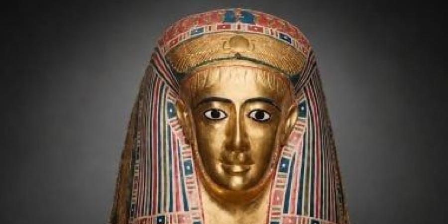 قناع ذهبى لمومياء من مير.. تحفة الفن المصرى الرومانى فى المتحف المصرى