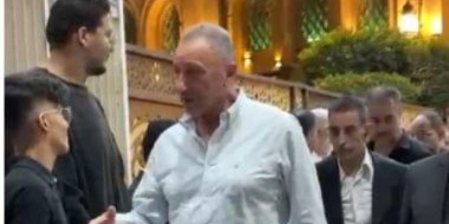 الخطيب وشوبير ومصطفى يونس والخواجة أبرز الحضور في عزاء أحمد عبد الباقي.. فيديو