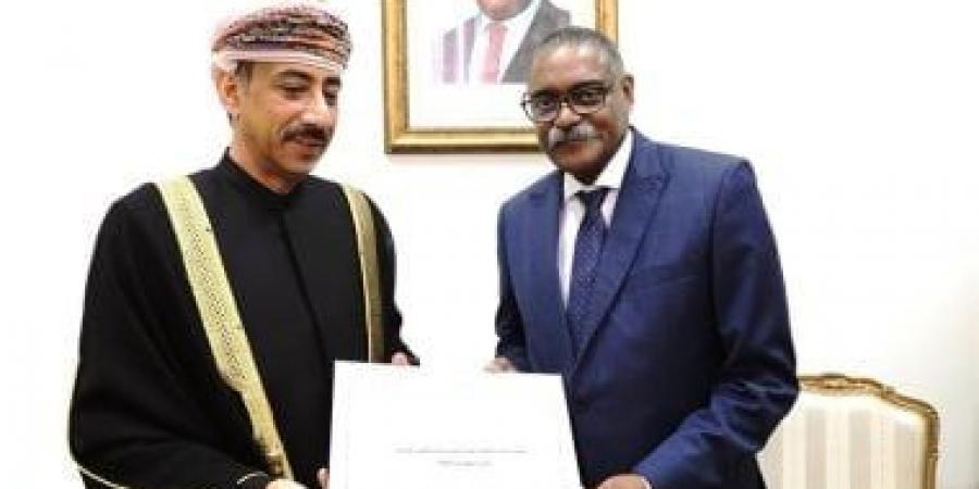 سفير عُمان يقدم نسخة من أوراق اعتماده لدى أنجولا