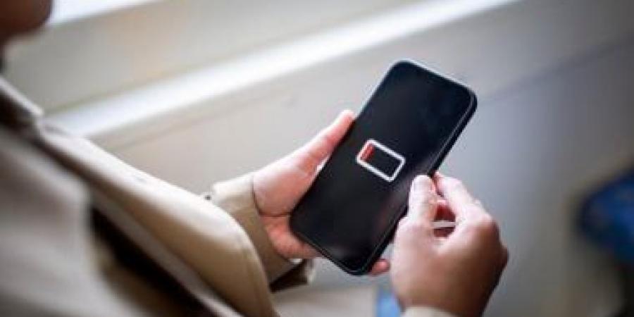 شحن الهاتف حتى 100%.. هل يضر البطارية فعلًا؟
