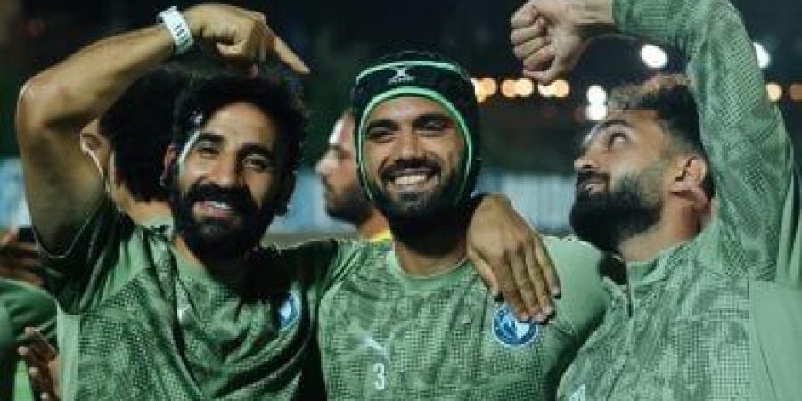 محمود مرعى يرتدى واقى الرأس فى تدريبات بيراميدز استعدادًا لمواجهة إنبى