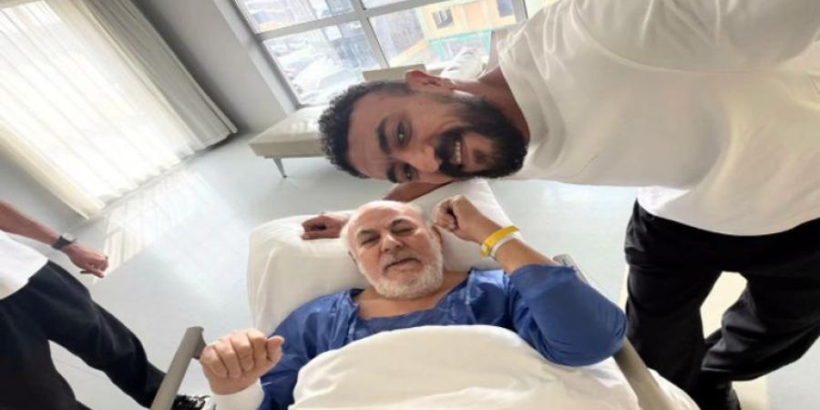 من المستشفى.. فنان يطلب الدعاء لوالده (صورة)