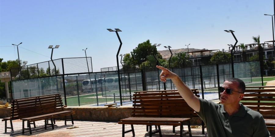 محافظ أسوان يتابع وضع اللمسات النهائية لمشروع ملاعب البادل بحديقة مدكور أبو العز (صور)