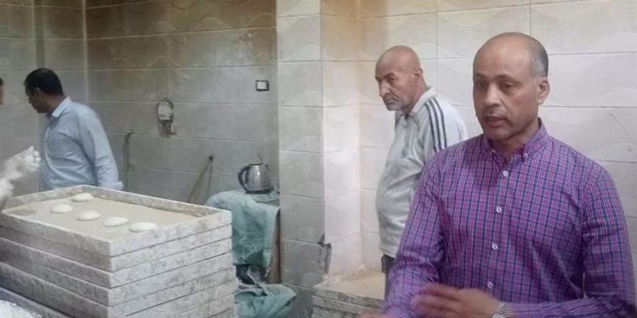 وكيل التموين بقنا يتفقد سير العمل بالمخابز ومحطات الوقود في الوقف (صور)