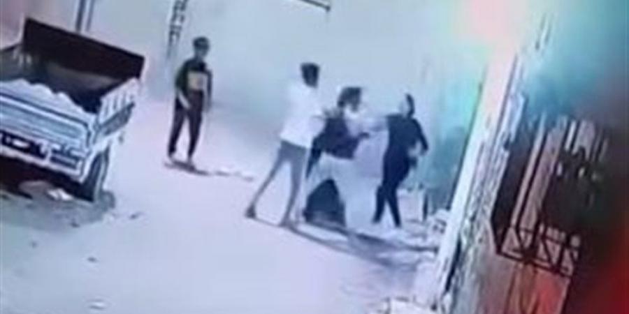 عامل خردة يلقن زوجته علقة ساخنة في الشارع تنتهى بالقبض عليه بالشرقية