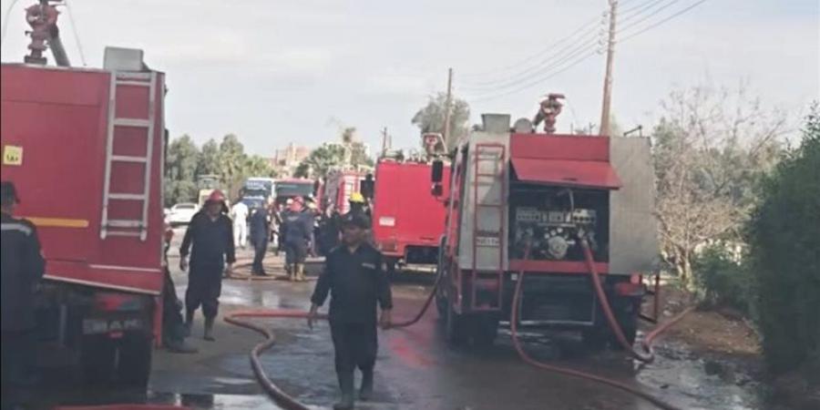 السيطرة على حريق هائل داخل مخزن زجاج بمنزل في قرية فرسيس بالغربية