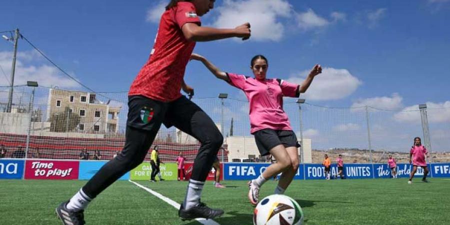 وسط قيود إسرائيلية.. “فيفا” يفتتح ملعبين للأطفال في الضفة