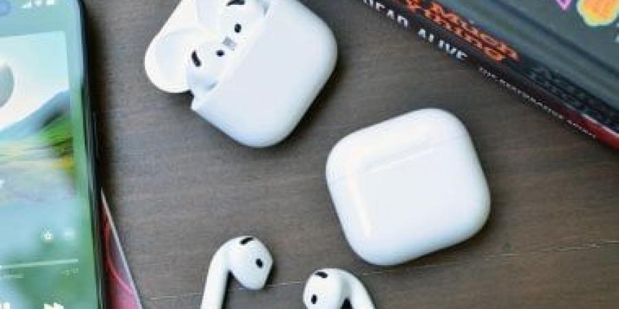 شحن AirPods لاسلكيا أم بكابل USB؟ اعرف أيهما أفضل للبطارية